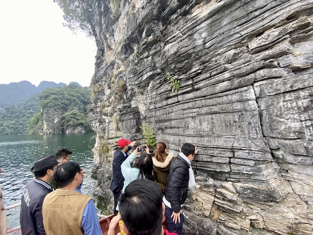 Phát hiện một "Vịnh Hạ Long thu nhỏ" ở vùng núi phía Bắc Việt Nam, du khách nhận xét có khung cảnh sơn thủy hữu tình