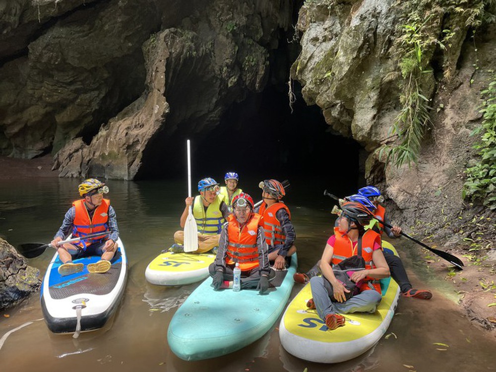Phát hiện hang động mới “xẻ đôi” rừng Trường Sơn ở Quảng Bình, các tín đồ mê thám hiểm không thể bỏ lỡ - Ảnh 4.