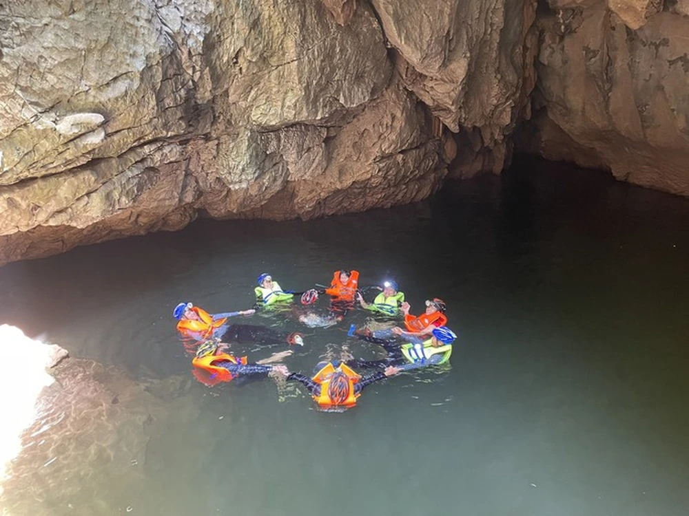 Phát hiện hang động mới “xẻ đôi” rừng Trường Sơn ở Quảng Bình, các tín đồ mê thám hiểm không thể bỏ lỡ - Ảnh 3.
