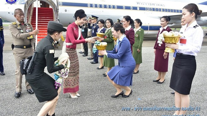 [ẢNH] Hoàng quý phi Thái Lan tái xuất tươi tắn sau ngày phục vị, thực hiện nhiệm vụ hoàng gia một mình - Ảnh 5.