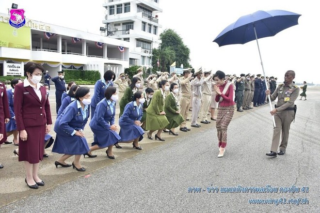 [ẢNH] Hoàng quý phi Thái Lan tái xuất tươi tắn sau ngày phục vị, thực hiện nhiệm vụ hoàng gia một mình - Ảnh 6.