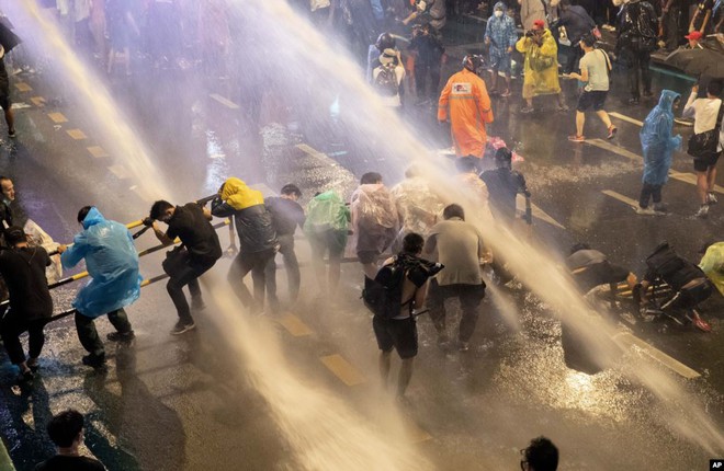 24h qua ảnh: Người biểu tình Thái Lan chống chọi với vòi rồng cảnh sát - Ảnh 2.