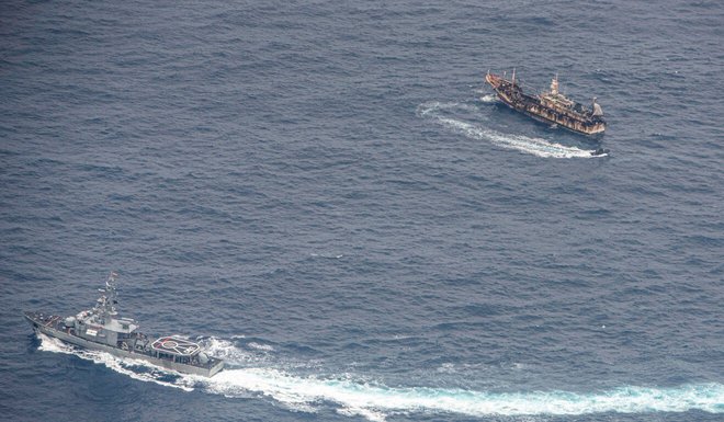 Hạm đội Trung Quốc bị tố rình rập, thừa cơ nước bạn gặp khó để nhảy vào khoắng tài nguyên - Ảnh 2.