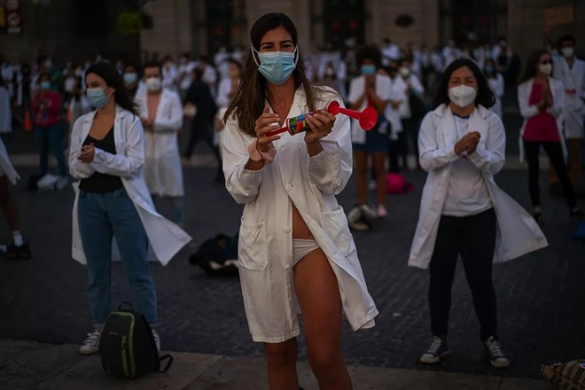 7 ngày qua ảnh: Nhân viên y tế Barcelona cởi quần áo phản đối điều kiện làm việc - Ảnh 5.