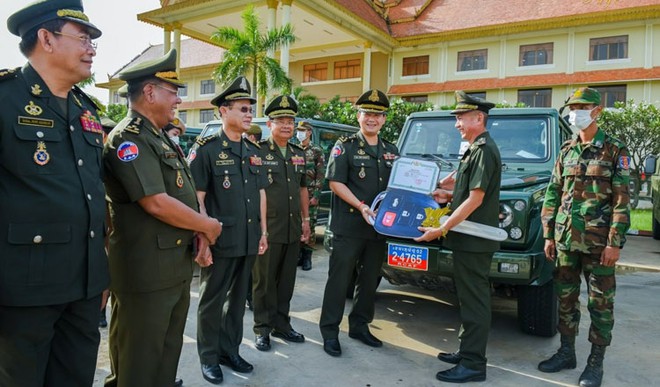 Giữa lùm xùm ở Ream, Trung Quốc tặng trực tiếp quà nóng cho lực lượng do con trai ông Hun Sen chỉ huy - Ảnh 2.