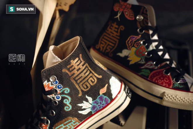 Mua giày Converse nổi tiếng của nước ngoài, vẽ thêm hoa văn Việt Nam, chàng trai bán giá 15 triệu đồng/đôi - Ảnh 14.