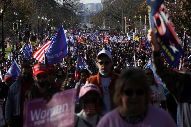 Hàng chục nghìn người biểu tình đổ về Washington, D.C., hô hào thêm 4 năm cho Tổng thống Trump - Ảnh 6.