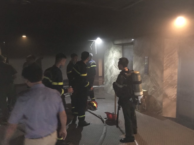 Cháy khách sạn ở Nghệ An, hành khách tháo chạy tán loạn ra ngoài - Ảnh 9.
