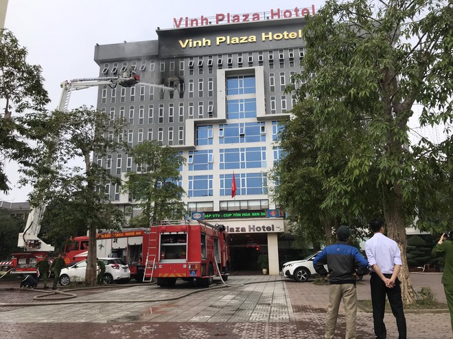 Cháy khách sạn ở Nghệ An, hành khách tháo chạy tán loạn ra ngoài - Ảnh 2.