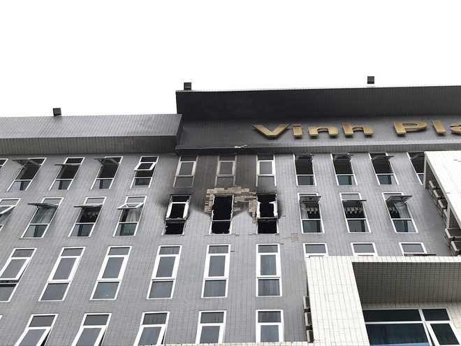 Cháy khách sạn ở Nghệ An, hành khách tháo chạy tán loạn ra ngoài - Ảnh 8.