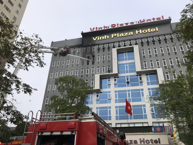 Cháy khách sạn ở Nghệ An, hành khách tháo chạy tán loạn ra ngoài - Ảnh 5.
