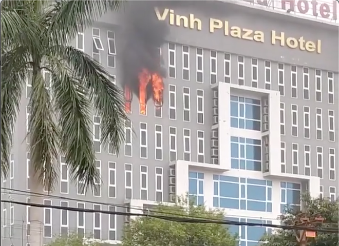 Cháy khách sạn ở Nghệ An, hành khách tháo chạy tán loạn ra ngoài - Ảnh 1.
