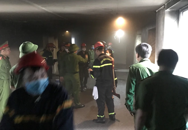 Cháy khách sạn ở Nghệ An, hành khách tháo chạy tán loạn ra ngoài - Ảnh 11.