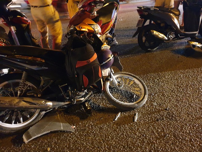 Ô tô điên tông nhiều xe máy ở giữa giao lộ đường phố Sài Gòn - Ảnh 2.