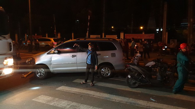 Ô tô điên tông nhiều xe máy ở giữa giao lộ đường phố Sài Gòn - Ảnh 1.