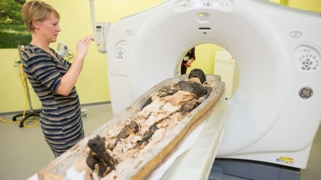 Đưa xác ướp 2300 tuổi vào máy chụp CT, các chuyên gia kinh ngạc trước bức hình nhận được - Ảnh 4.