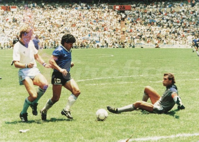 2 bàn thắng rung chuyển thế giới đưa tên tuổi Maradona trở thành bất tử - Ảnh 2.
