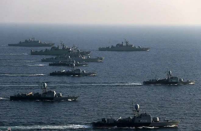 Mỹ-Israel định khai hỏa, 1.000 tàu chiến Iran lên đạn, vây kín eo Hormuz: Giờ G sắp điểm? - Ảnh 1.