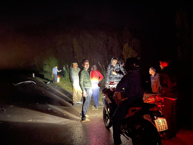 Tài xế tử vong, kẹt trong chiếc ô tô con biến dạng sau tai nạn - Ảnh 1.