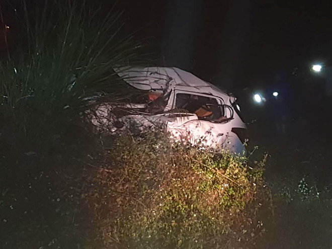 Tài xế tử vong, kẹt trong chiếc ô tô con biến dạng sau tai nạn - Ảnh 4.