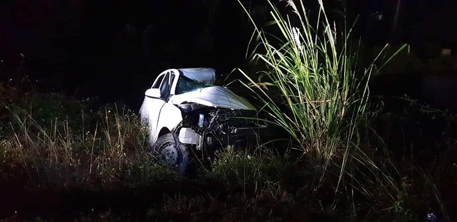 Tài xế tử vong, kẹt trong chiếc ô tô con biến dạng sau tai nạn - Ảnh 6.