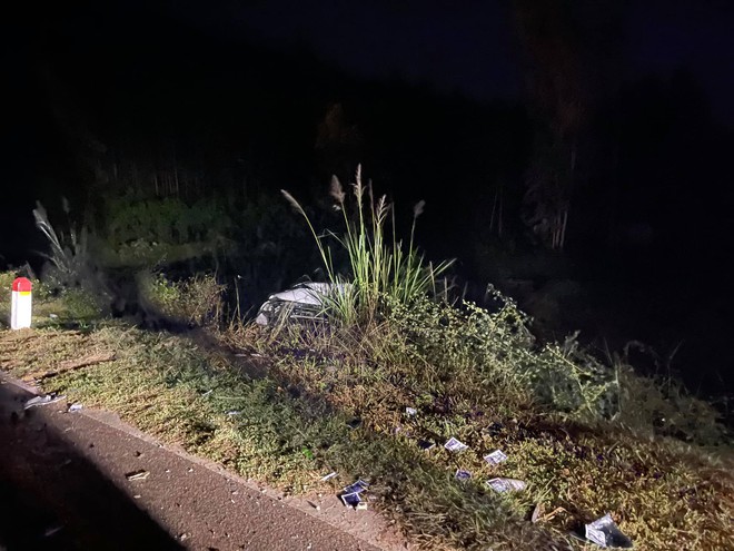 Tài xế tử vong, kẹt trong chiếc ô tô con biến dạng sau tai nạn - Ảnh 3.