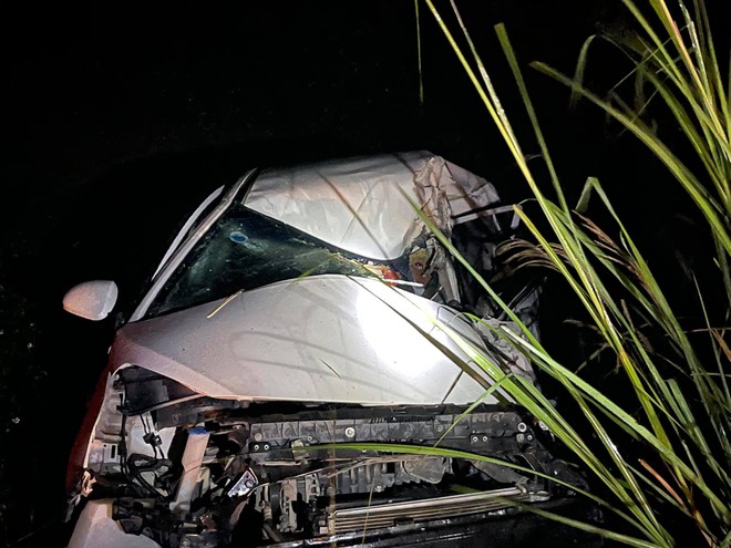 Tài xế tử vong, kẹt trong chiếc ô tô con biến dạng sau tai nạn - Ảnh 5.