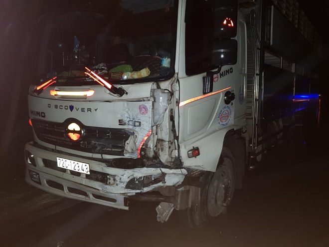 Tài xế tử vong, kẹt trong chiếc ô tô con biến dạng sau tai nạn - Ảnh 2.