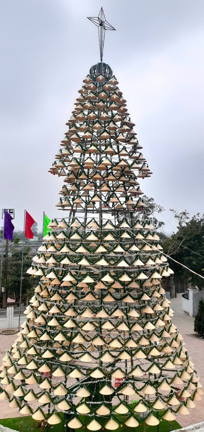 Cây thông Noel độc nhất xứ Nghệ cao hơn 21m, được kết từ 1000 nón lá cùng bóng đèn sáng rực - Ảnh 1.