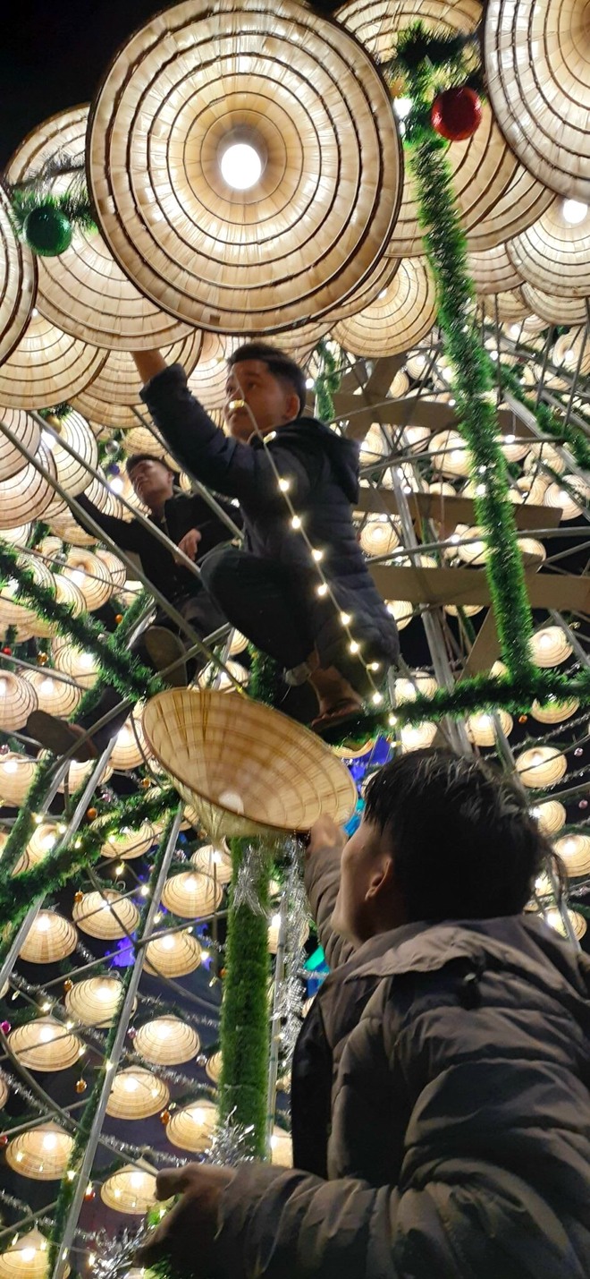 Cây thông Noel độc nhất xứ Nghệ cao hơn 21m, được kết từ 1000 nón lá cùng bóng đèn sáng rực - Ảnh 6.