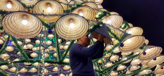 Cây thông Noel độc nhất xứ Nghệ cao hơn 21m, được kết từ 1000 nón lá cùng bóng đèn sáng rực - Ảnh 8.