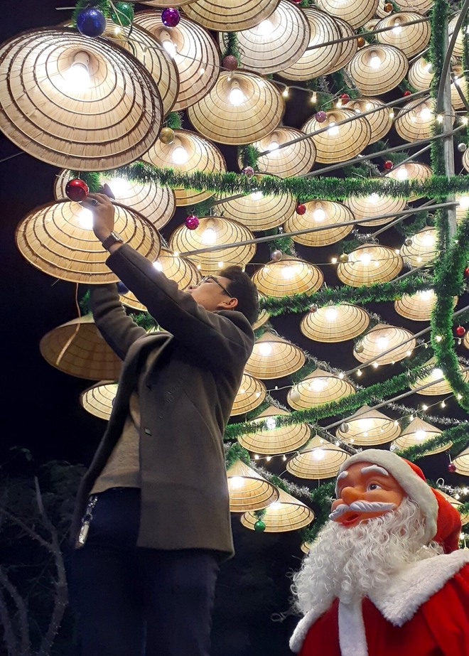 Cây thông Noel độc nhất xứ Nghệ cao hơn 21m, được kết từ 1000 nón lá cùng bóng đèn sáng rực - Ảnh 7.