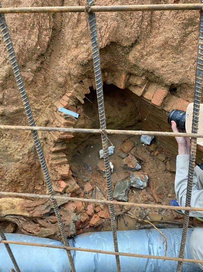 Đào đất làm mương nước phát hiện ngôi mộ cổ hình dáng kỳ bí 2000 năm tuổi - Ảnh 1.