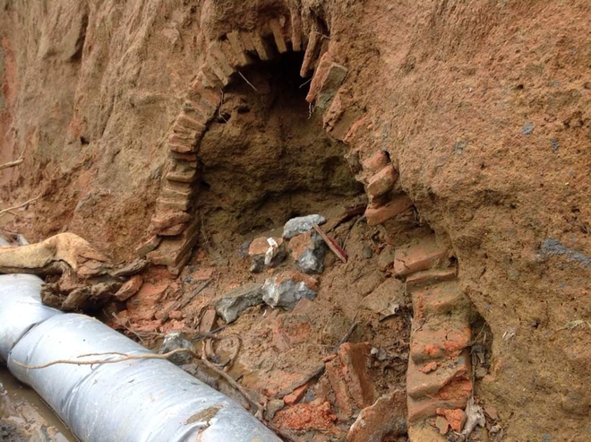 Đào đất làm mương nước phát hiện ngôi mộ cổ hình dáng kỳ bí 2000 năm tuổi - Ảnh 2.