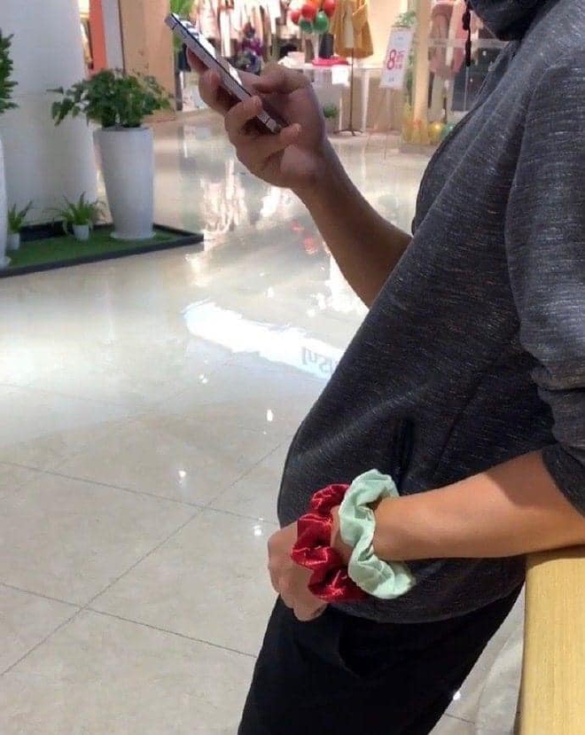 Bắt bạn trai đeo dây buộc tóc vào tay để khẳng định chủ quyền, cô gái méo mặt với màn trả đũa thâm thúy - Ảnh 1.