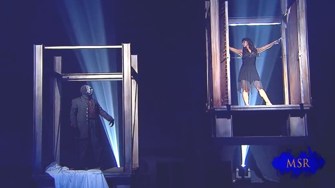 Giải mã việc cô gái biến thành nhà ảo thuật rồi lại xuất hiện ở chiếc hộp treo lơ lửng trên cao - Ảnh 2.