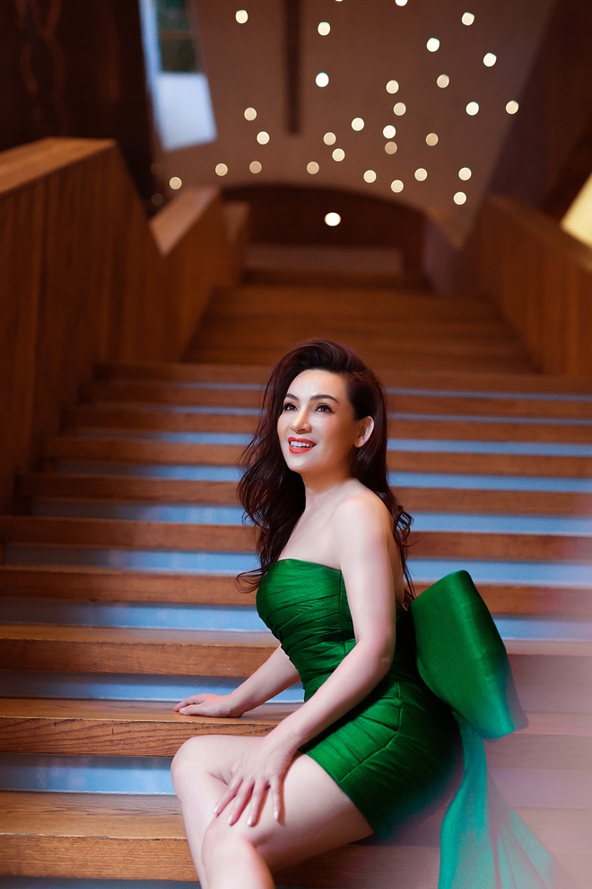 Hình ảnh gợi cảm gây bất ngờ của ca sĩ Phi Nhung - Ảnh 4.