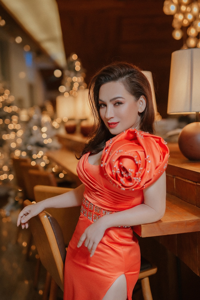 Hình ảnh gợi cảm gây bất ngờ của ca sĩ Phi Nhung - Ảnh 2.