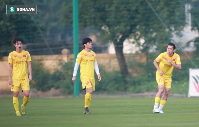 HLV Park ôm đầu suy tư, cầu thủ trẻ nhất ĐT Việt Nam ngồi buồn thiu vì chấn thương đen đủi - Ảnh 6.