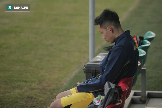 HLV Park ôm đầu suy tư, cầu thủ trẻ nhất ĐT Việt Nam ngồi buồn thiu vì chấn thương đen đủi - Ảnh 3.