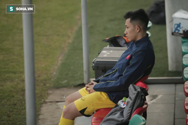 HLV Park ôm đầu suy tư, cầu thủ trẻ nhất ĐT Việt Nam ngồi buồn thiu vì chấn thương đen đủi - Ảnh 2.