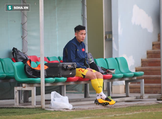 HLV Park ôm đầu suy tư, cầu thủ trẻ nhất ĐT Việt Nam ngồi buồn thiu vì chấn thương đen đủi - Ảnh 1.