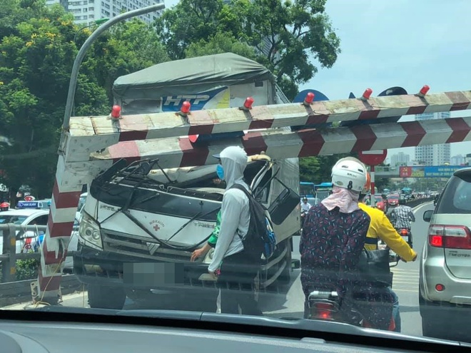 Xe tải đâm sập rào chắn độ cao cầu vượt Thái Hà, hình ảnh tay người bên vô lăng khiến dân mạng sợ hãi - Ảnh 3.