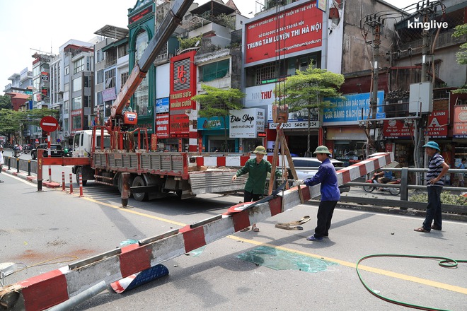 Xe tải đâm sập thanh hạn chế chiều cao cầu vượt Thái Hà - Ảnh 3.