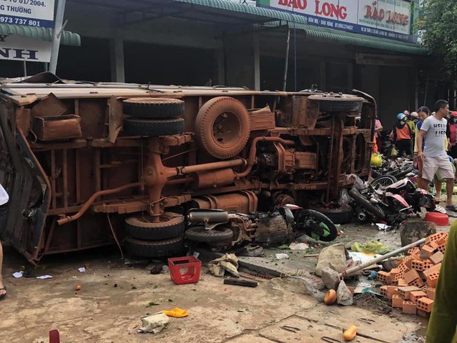 Hiện trường kinh hoàng vụ xe tải lao thẳng vào chợ, nhiều người tử vong ở Đắk Nông - Ảnh 5.