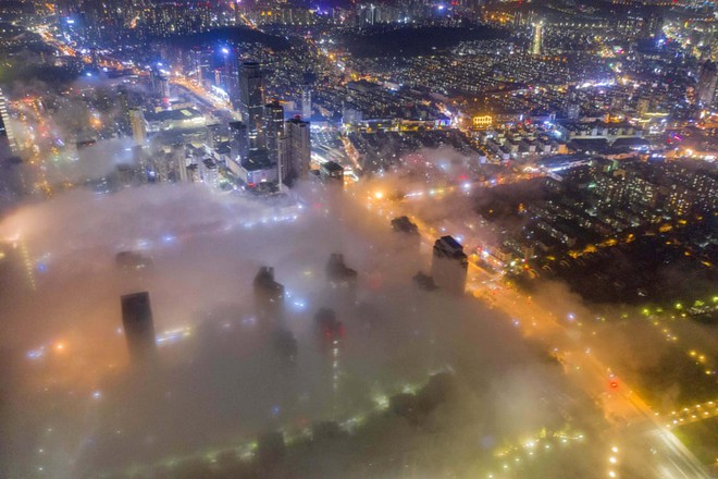 24h qua ảnh: Sương mù phủ kín các tòa nhà cao tầng ở Trung Quốc - Ảnh 3.