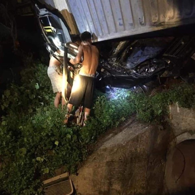 Hiện trường vụ tai nạn xe Limousine bị xe container đè bẹp, giám đốc, thư ký và tài xế tử vong - Ảnh 1.