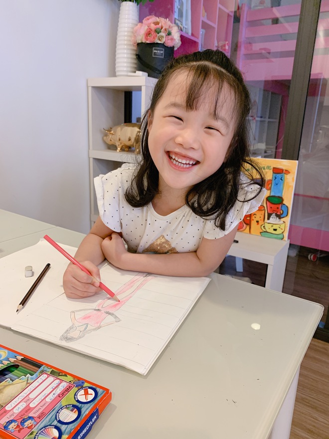 6 tuổi, con gái BTV Khánh Ly gây sốt với clip giới thiệu cuộc sống vùng cao bằng tiếng Anh - Ảnh 9.