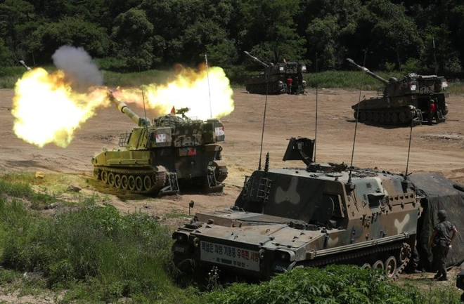 24h qua ảnh: Pháo binh Hàn Quốc bắn đạn thật gần biên giới Triều Tiên - Ảnh 2.