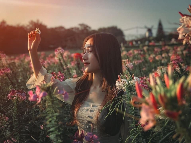 Bức tranh ảo giác: Bạn thấy cô gái soi gương hay cái đầu lâu trước tiên?  - Ảnh 1.